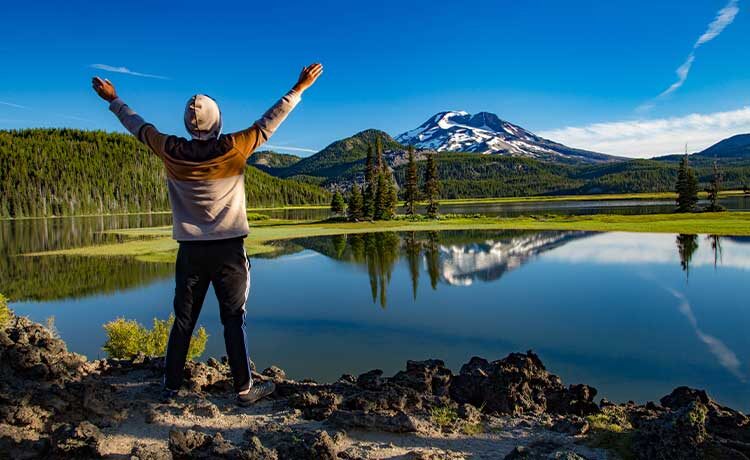 summer things to do in bend oregon, man by bend lake
