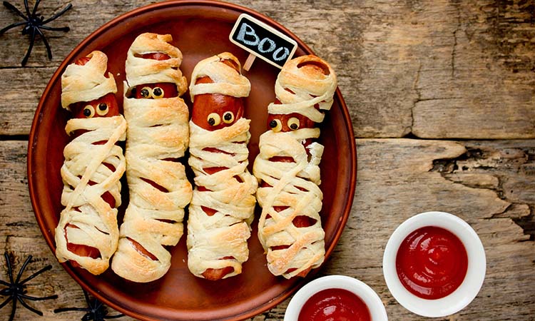 easy halloween party ideas, mummy hot dogs